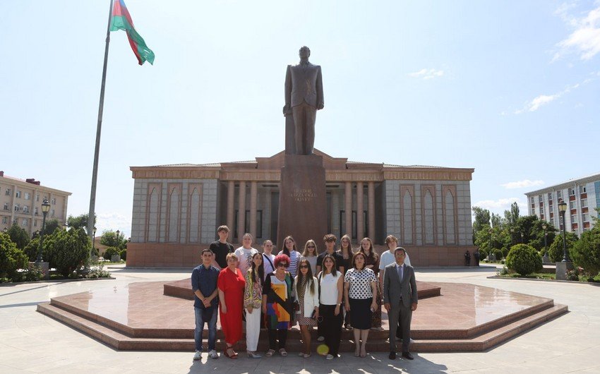 Zərifə Əliyeva adına İrpen Humanitar Xarici Dillər Liseyinin əməkdaşları Naxçıvana səfərə gəliblər