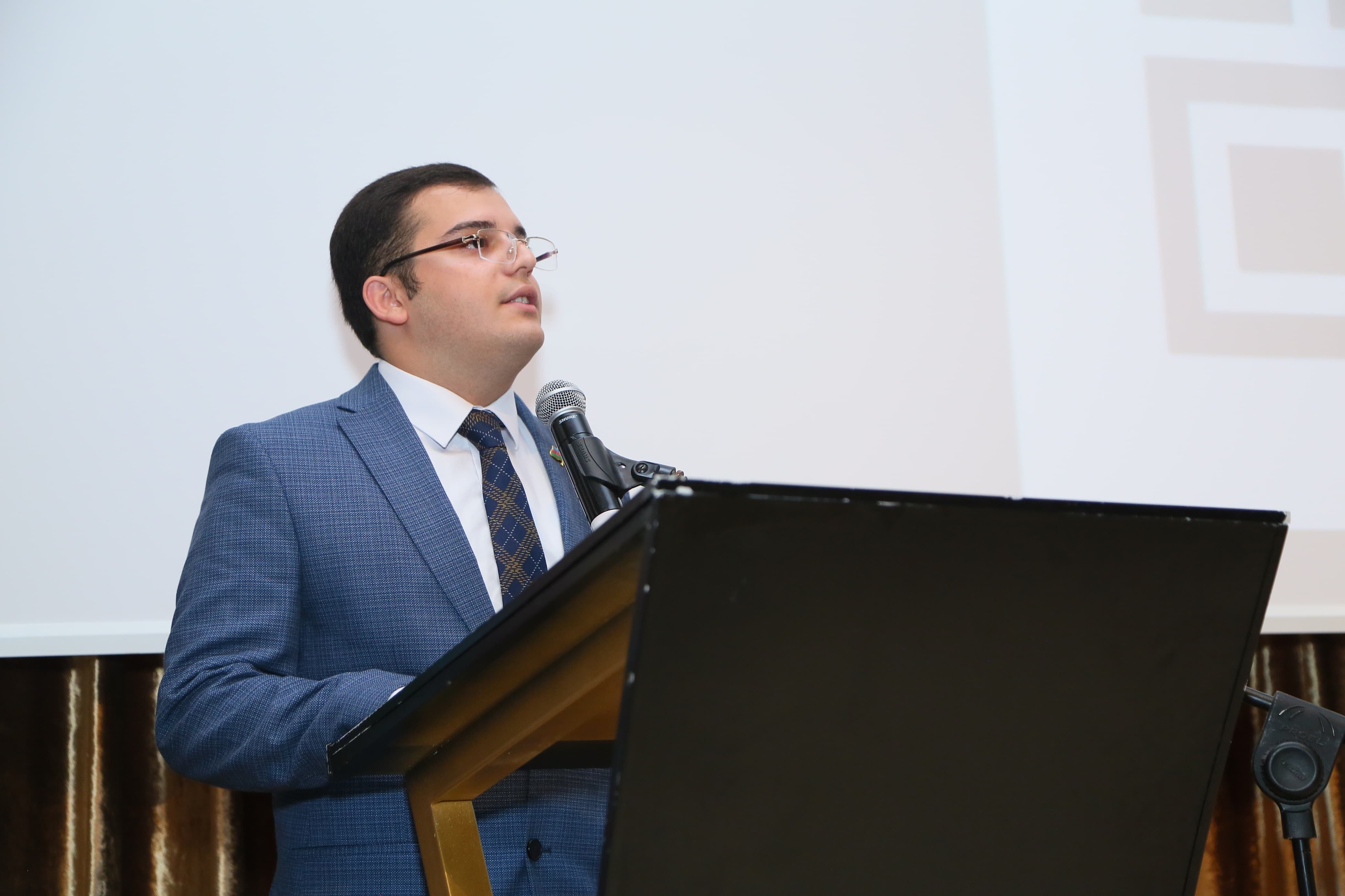 Əmrah Həsənli: Baxırsan, müəllimə 50 yaşı var, amma “Efendim, eşitmedim” trendindədir…