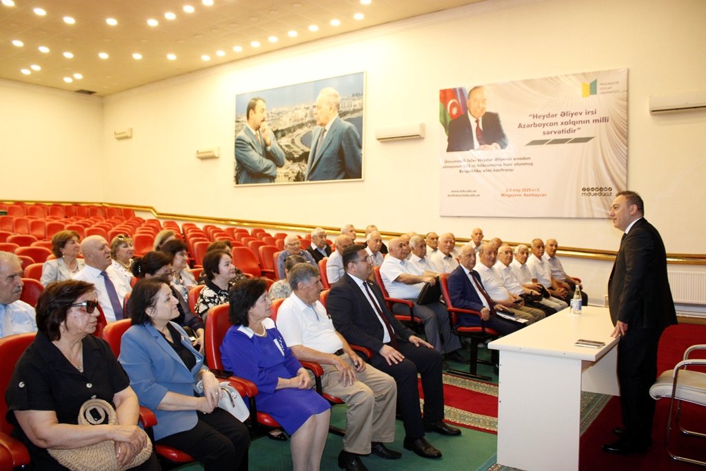 Rektor MDU-nun əməkdar müəllimləri ilə görüşüb